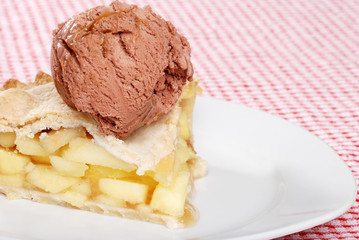 apple pie with caramel chocolate ice cream