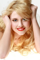 Naklejka premium Close-up portrait of a smiling young woman