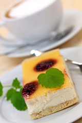 Käse-Sahne Schnitte mit Kirsch-Orange Glasur