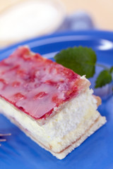 Käse-Sahne Schnitte mit Erdbeeren Glasur