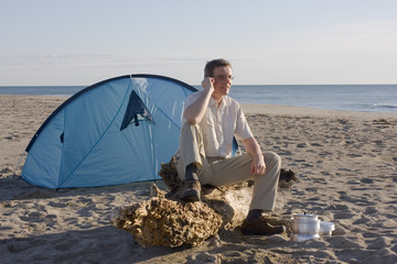 Mann campt am Strand