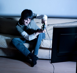 jeune homme jouant aux jeux vidéos