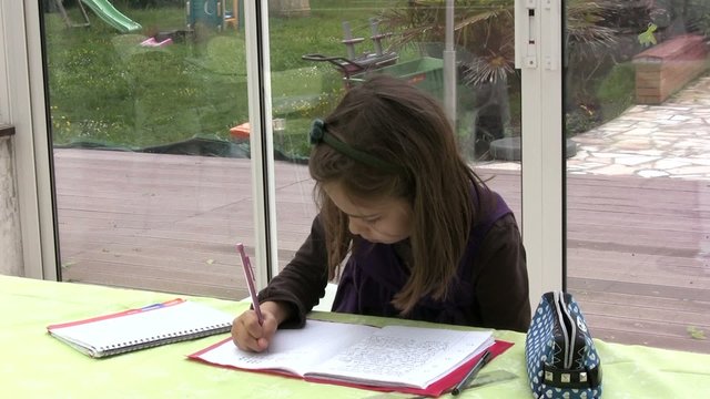 fillette faisant ses devoirs