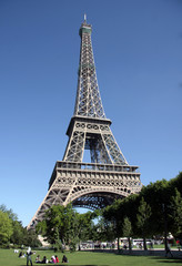 Tour Eiffel et repos au Champ de Mars