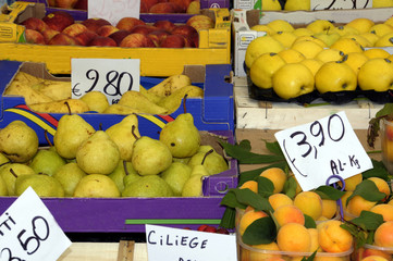 Pere, mele e albicocche