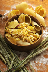 Pasta mista cruda con spighe di frumento