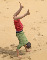 Ni&ntilde;o jugando en la playa