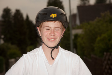 Simon ist stolz auf sein Dirtbike und seine Stunts