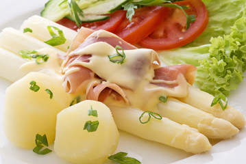 Spargel mit Schinken und Kartoffeln
