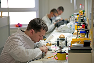 Zahntechniker bei der Arbeit