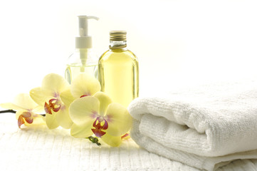Obraz na płótnie Canvas Spa essentials (white towel and yellower orchids)