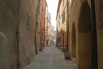 Obraz premium Typische enge Altstadtgasse in Sardinien (Castelsardo)