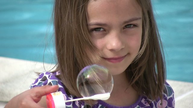 fillette maintenant sa bulle en &eacute;quilibre