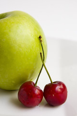 cerezas y manzana