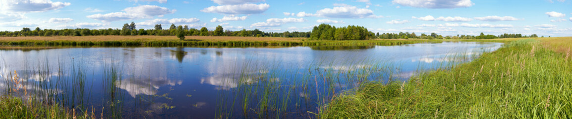 Fototapeta na wymiar Lato rushy jezioro panorama
