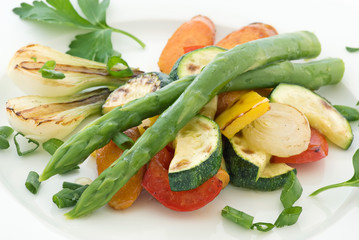 Grüner Spargel mit Gemüse