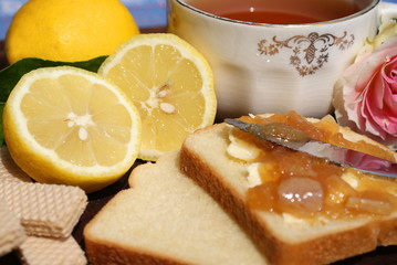colazione con marmellata e thè