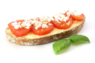 Tomatenbrot mit Zwiebeln