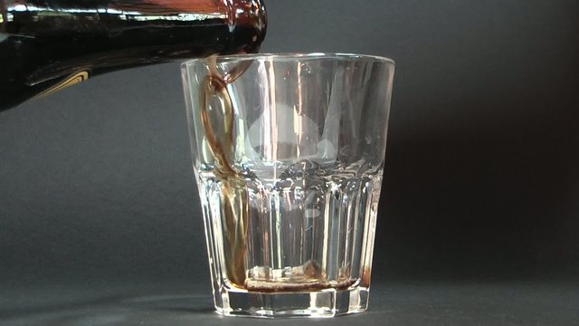 Birra scura versata in un bicchiere