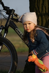 Czteroletnia dziewczynka przy rowerze