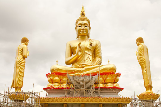 Big gold color Buddha images under construction
