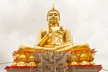 Big gold color  Buddha image under construction
