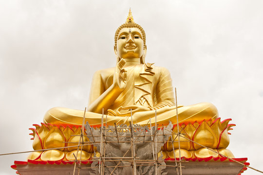 Big gold color  Buddha image under construction