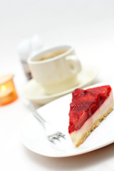 erdbeertorte mit tasse kaffee