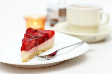 erdbeertorte mit tasse kaffee