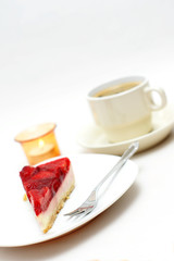 erdbeertorte mit tasse kaffee