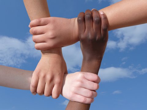 mains et bras dans le ciel ensemble solidarité