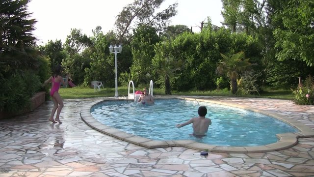 enfants jouant au ballon dans la piscine
