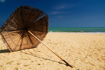 Fototapeta na wymiar Straw parasol w Sunny Beach Resort