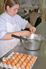 apprentie patissiere au travail