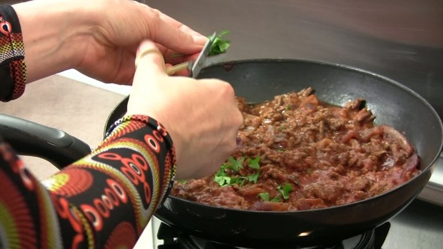 couper du persil par dessus la po&ecirc;le