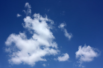 Wolken auf blauem Himmel