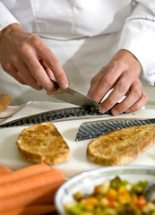 chef préparant des poissons