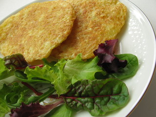 Kartoffelpuffer mit Salatbeilage