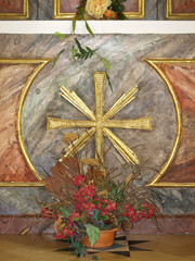 Katholischer Altar mit Kreuz
