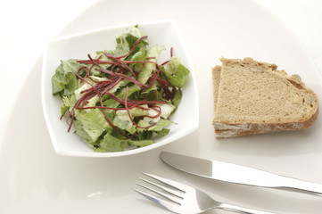 frischer Salat mit rote Beete Streifen