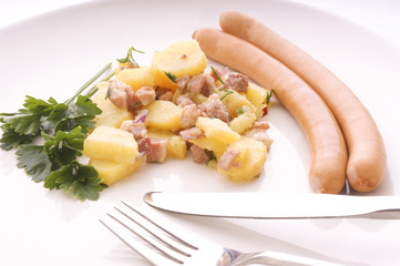 Speckkartoffelsalat mit zwei Wuerstchen