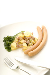 Speckkartoffelsalat mit zwei Wuerstchen