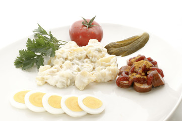 Kartoffelsalat mit Currywurst und Beilagen