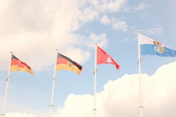 Fahnen im Wind auf der Promenade in Grömitz