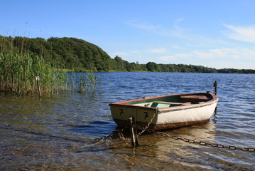 Boot am Seeufer