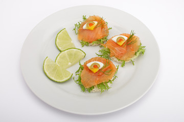 Lachscanapes mit Limetten