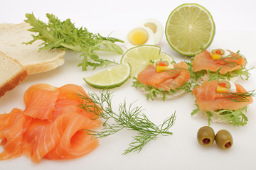 Lachscanapes mit Zutaten