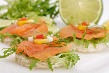 Lachscanapes mit Limette