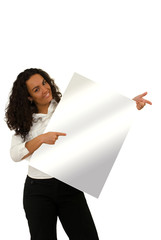 Femme brune tenant un panneau blanc