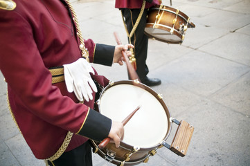 Fototapeta na wymiar musicos uniformados tocando unos tambores